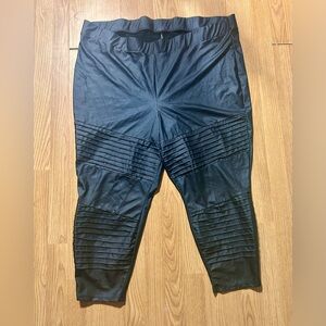 3/$20 TORRID Black Faux Leather Moto Leggings Size 6(6x)
Black